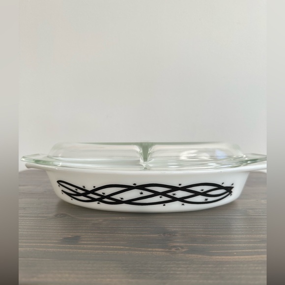 Vintage 1958 PYREX split dish 🖤🤍
Barbed wire 1.5 quart with lid - Picture 2 of 13